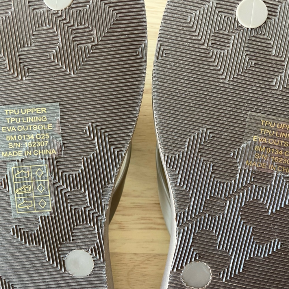 NWT Tory Burch Kira Padded Flip Flop - Color:
Mountain Gray / Silver, Size 8 - Picture 8 of 11